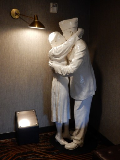 Statue of woman and man kissing, World War II era