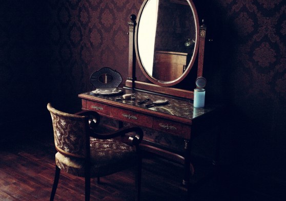 Victorian dresser mirror old-room-Sbringser Pixabay