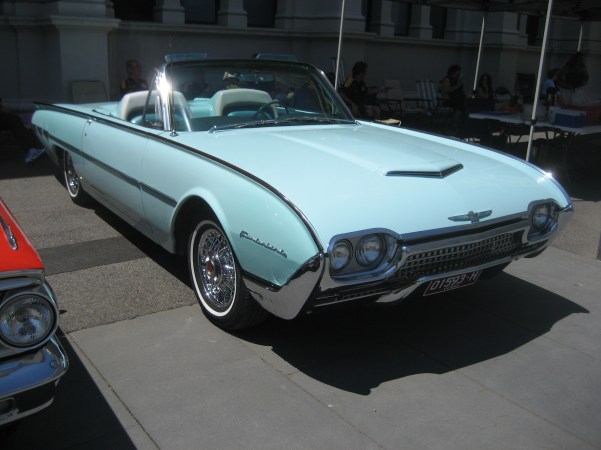 1962_Ford_Thunderbird_Convertible_aqua Wikimedia