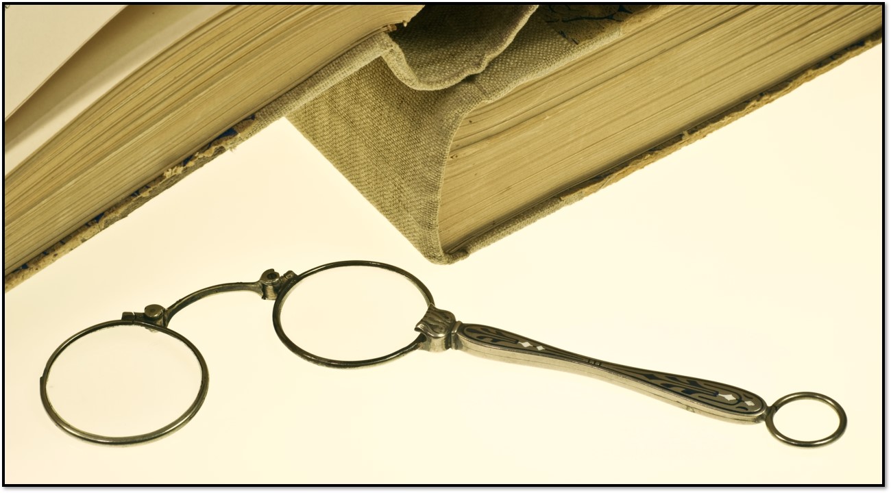 Lorgnette opera glasses spectacles Nikodem Nijaki Wikimedia Teagan altered