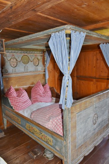 bedroom Rustic RitaE Pixabay