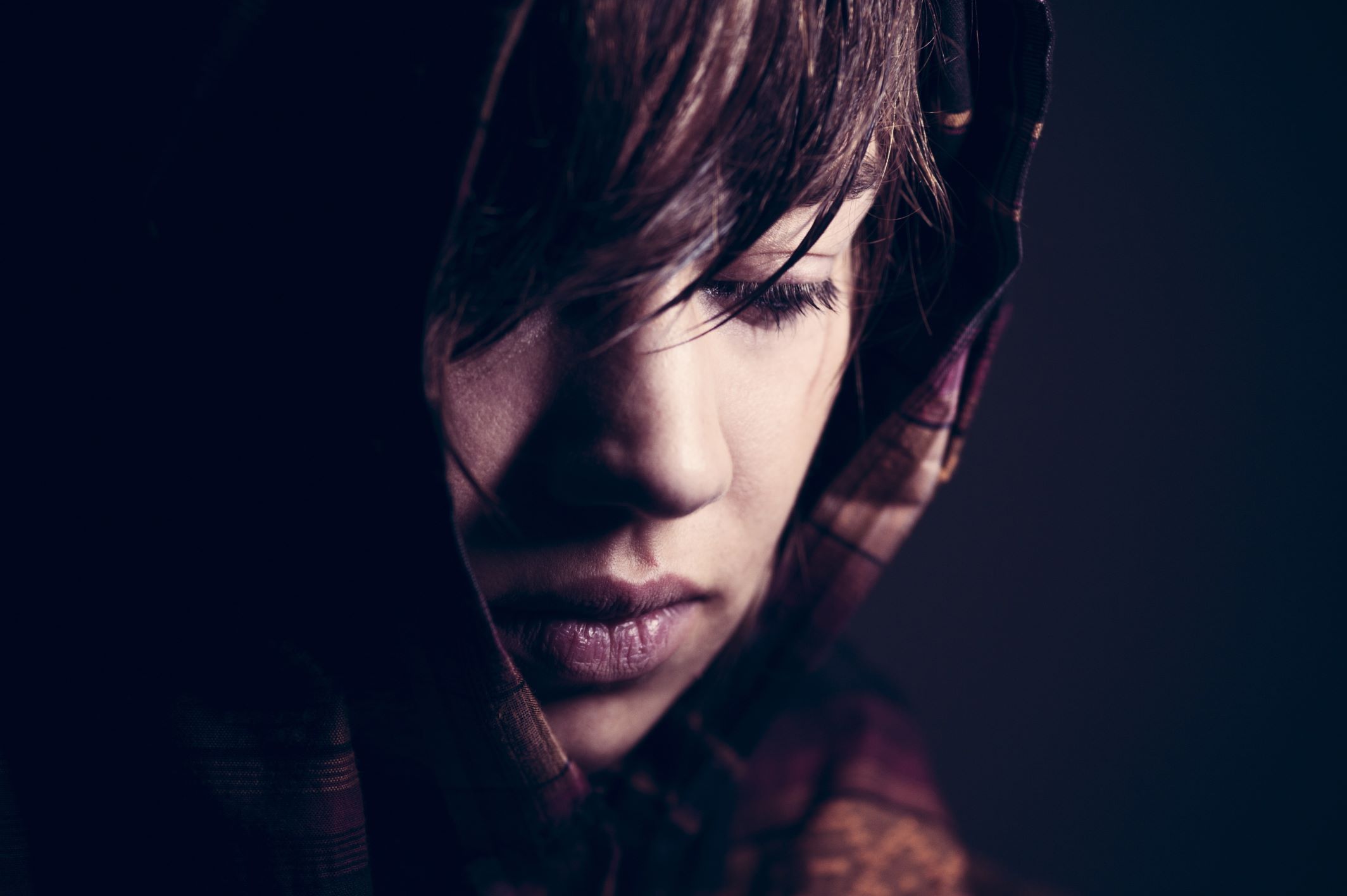 Girl plaid hood CC0-dreamstime_xxl_109887819