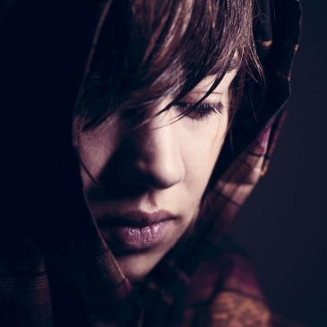 Girl plaid hood CC0-dreamstime_xxl_109887819