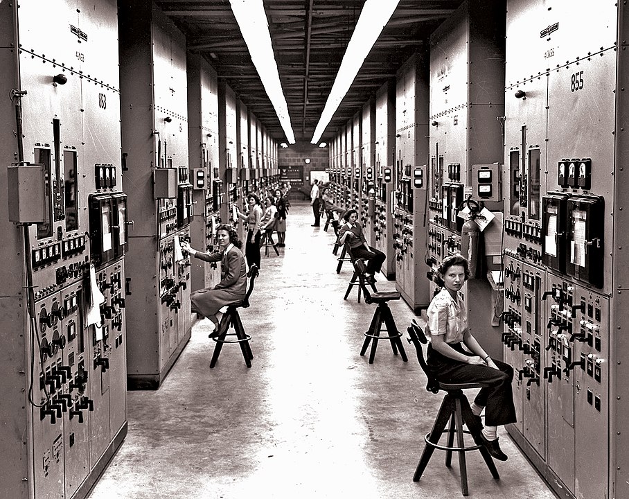 Calutron Girls, photographed by Ed Westcott, at their calutron control panels at Y-12 Plant, 1943 Wikipedia