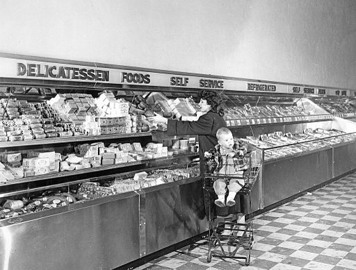 Bergs Supermarket Iowa c 1950 Wikimedia Commons