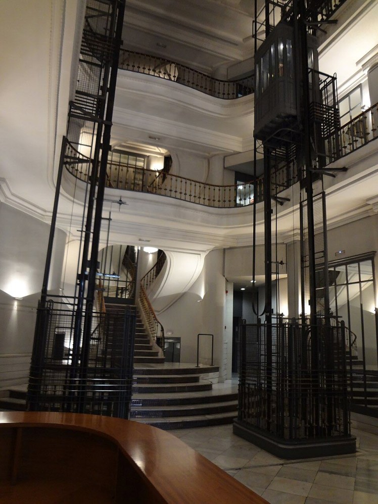 Dual elevator Gran Via in Madrid installed 1920 Wikimedia Commons